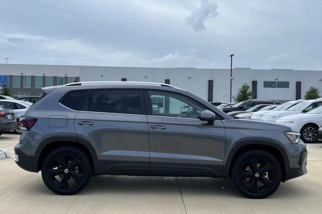 2025 Volkswagen Taos SEL photo 1