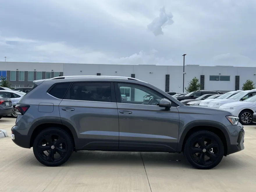 2025 Volkswagen Taos SEL photo 1