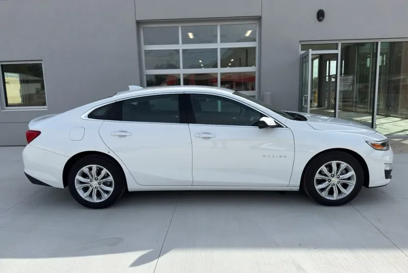 2024 Chevrolet Malibu 1LT photo 1