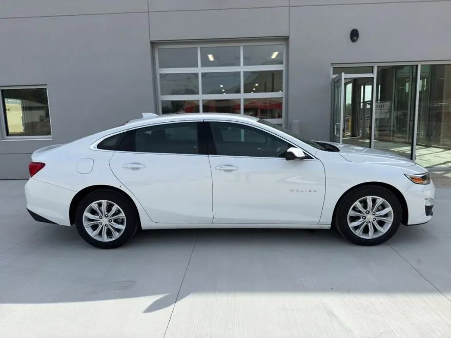 2024 Chevrolet Malibu 1LT photo 1