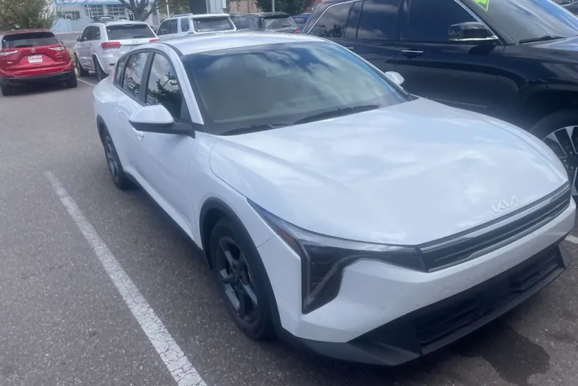 2025 Kia K4 LXS photo 1