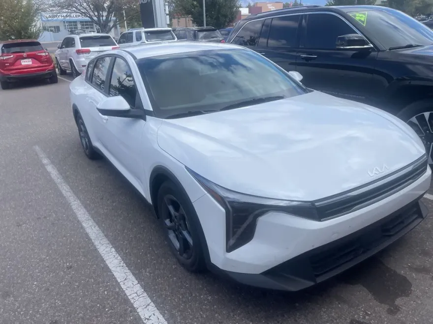 2025 Kia K4 LXS photo 1