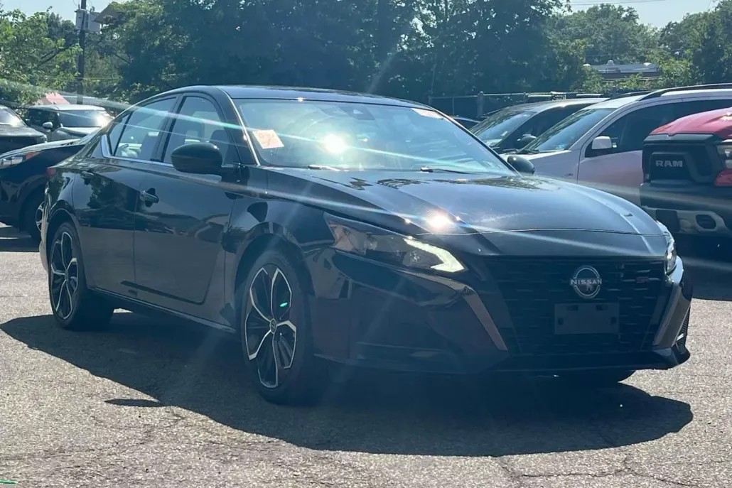 2023 Nissan Altima 2.5 SR photo 1