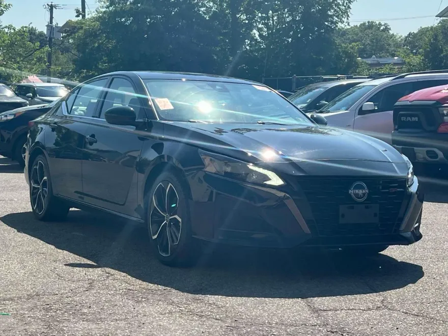 2023 Nissan Altima 2.5 SR photo 1