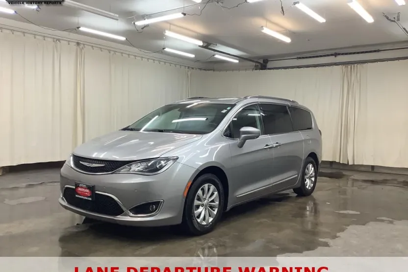 2018 Chrysler Pacifica Touring L photo 1