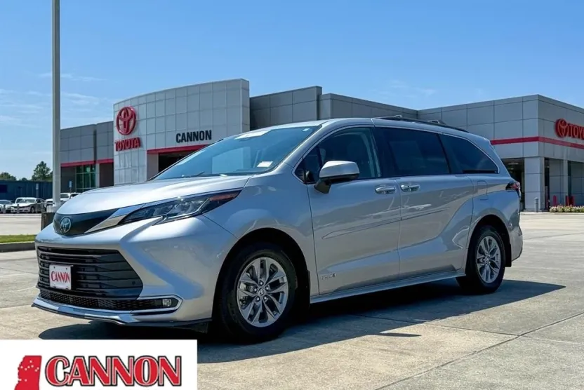 2021 Toyota Sienna XLE photo 1