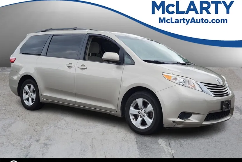 2015 Toyota Sienna LE photo 1