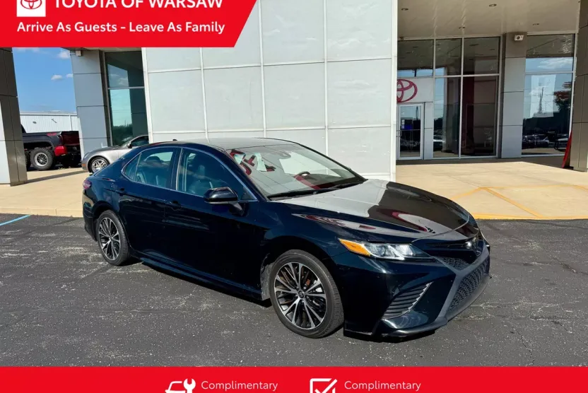 2020 Toyota Camry SE photo 1
