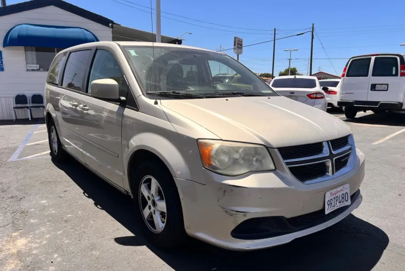 2013 Dodge Grand Caravan SXT photo 1