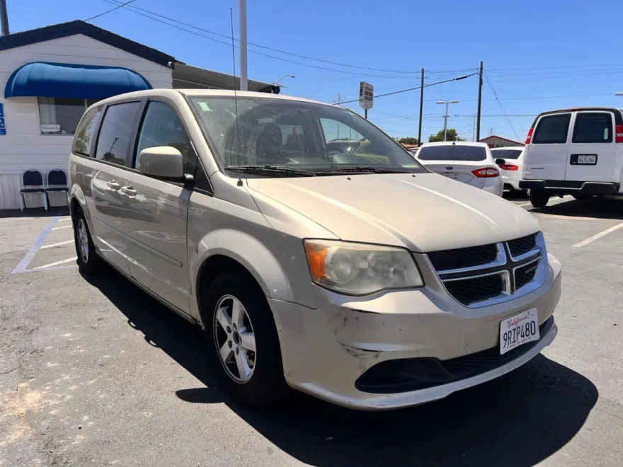 2013 Dodge Grand Caravan SXT photo 1