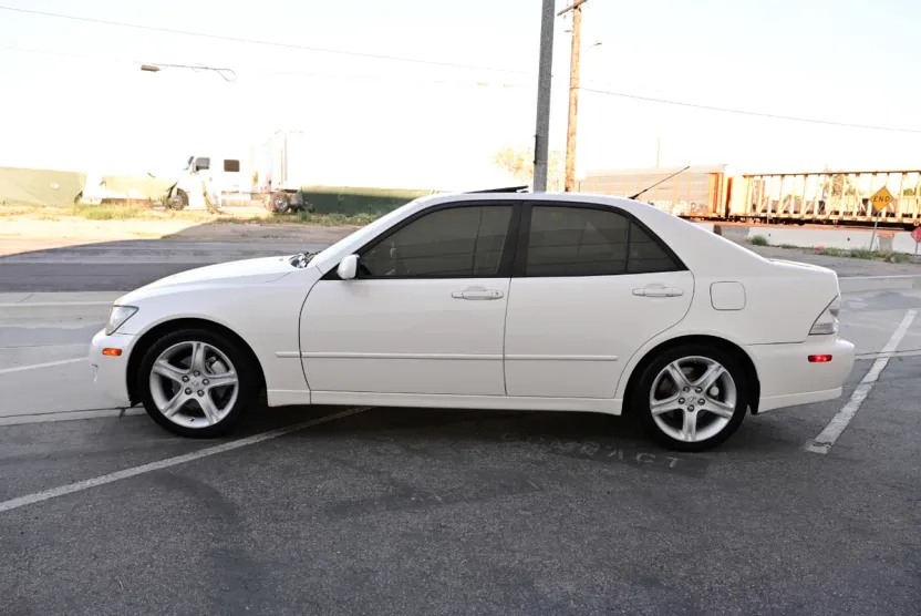 2001 Lexus IS 300 photo 1