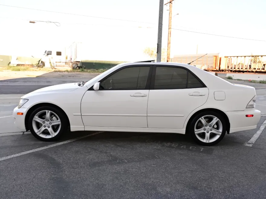 2001 Lexus IS 300 photo 1