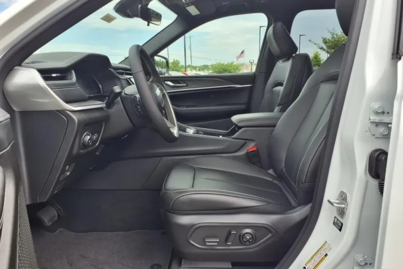 2025 Jeep Grand Cherokee Limited photo 1