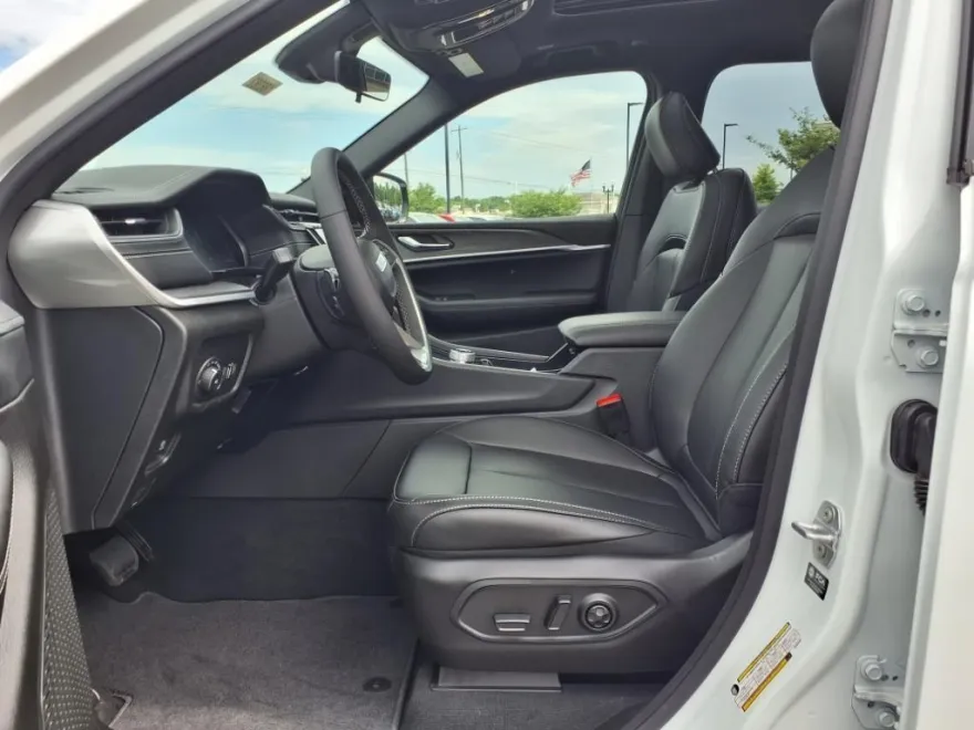 2025 Jeep Grand Cherokee Limited photo 1