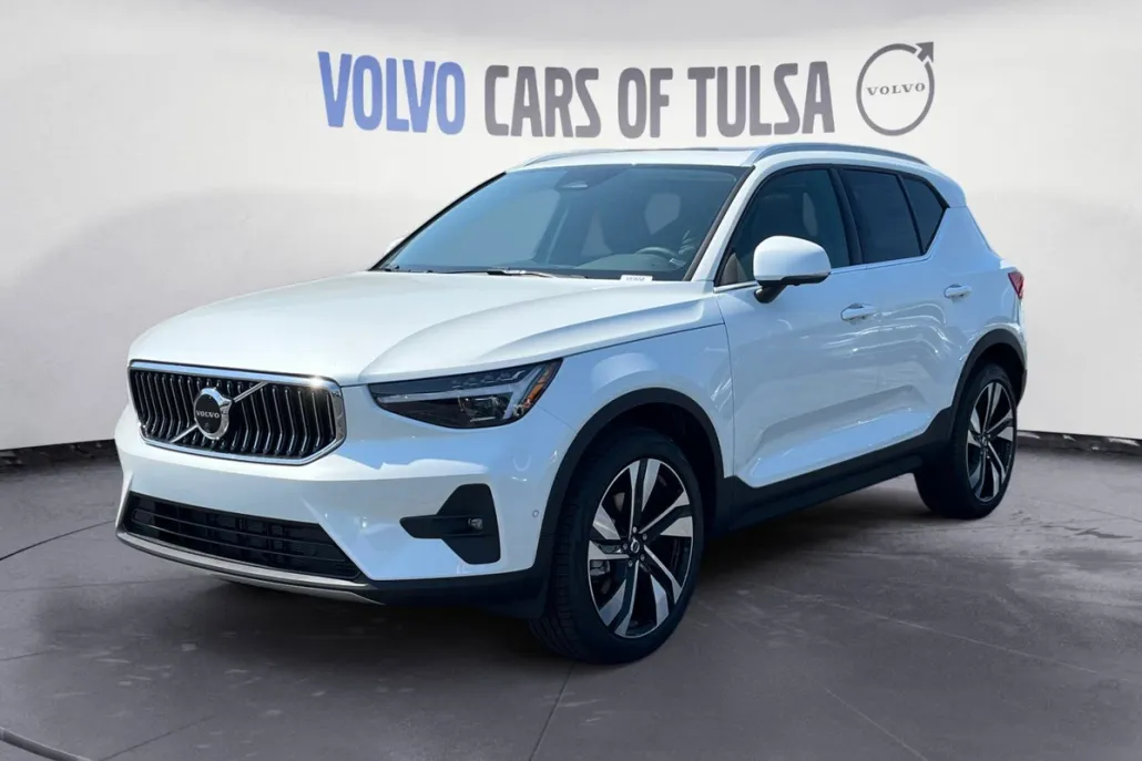 2025 Volvo XC40 Plus photo 1