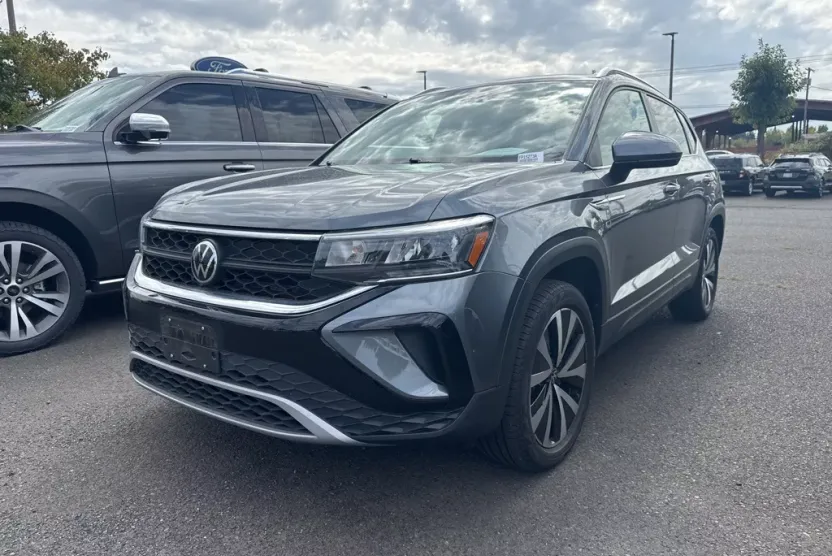 2022 Volkswagen Taos SE photo 1