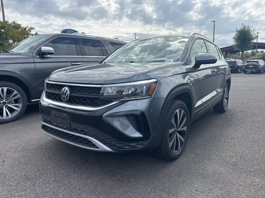 2022 Volkswagen Taos SE photo 1