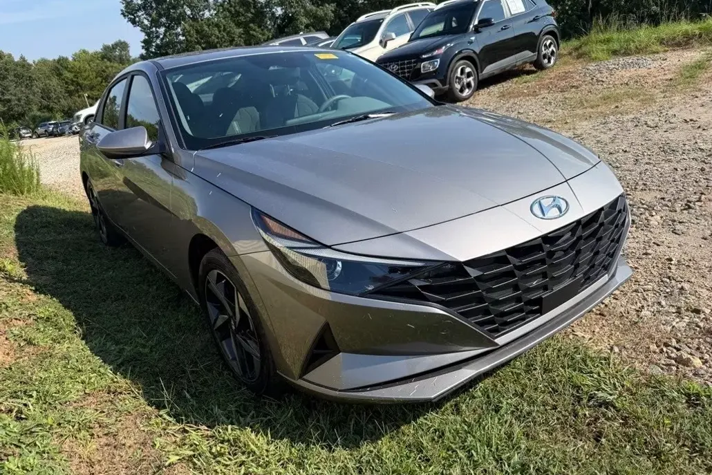 2023 Hyundai Elantra SEL photo 1
