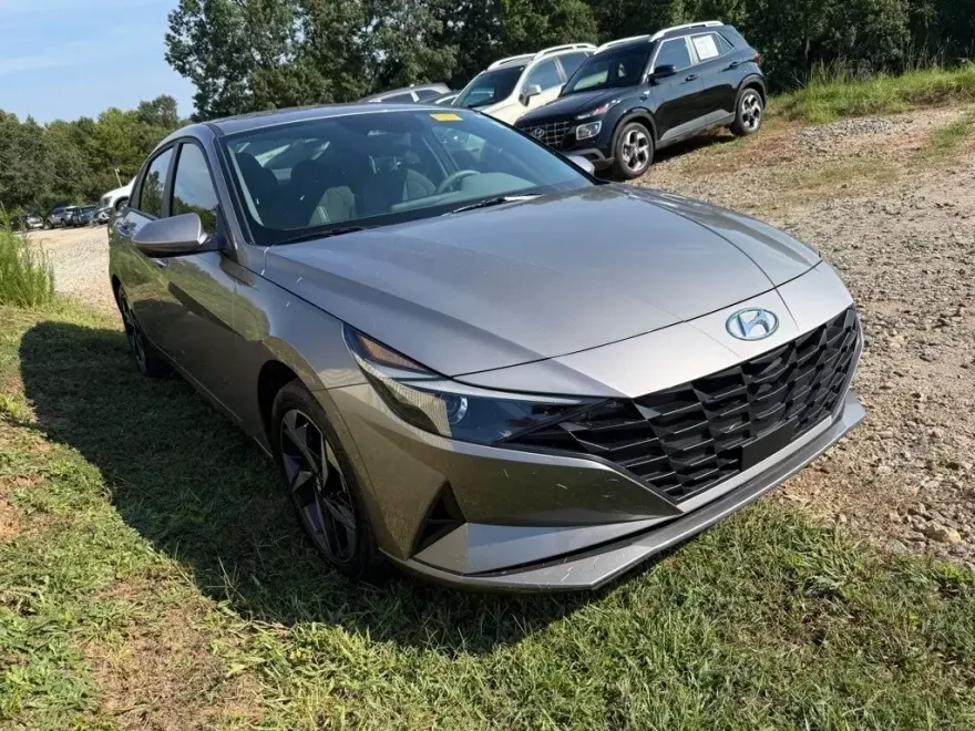 2023 Hyundai Elantra SEL photo 1