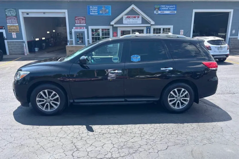 2015 Nissan Pathfinder SV photo 1