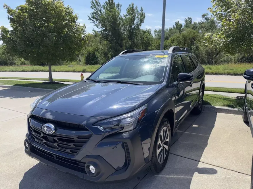 2023 Subaru Outback Premium photo 1