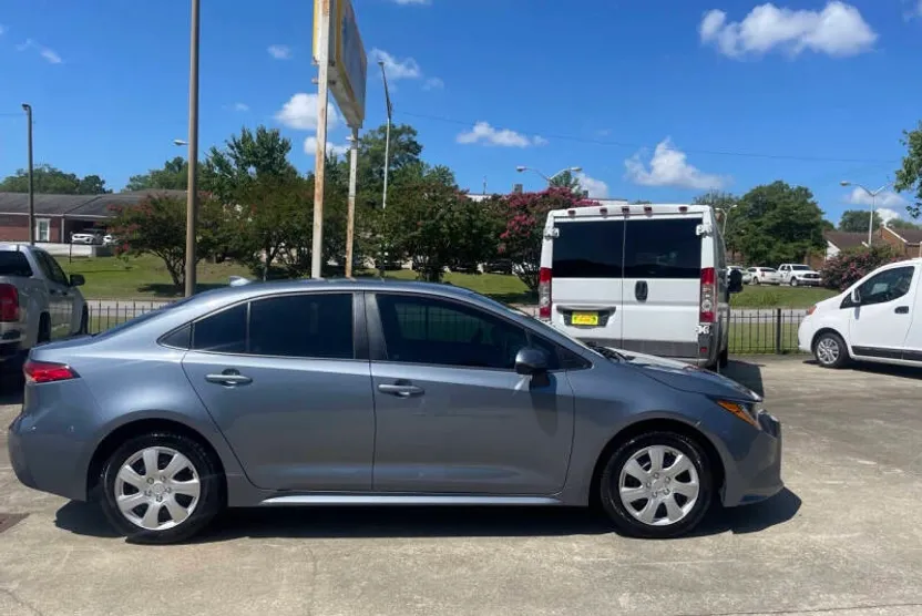 2021 Toyota Corolla LE photo 1