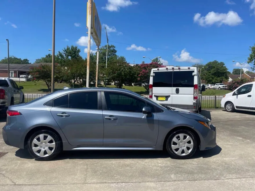 2021 Toyota Corolla LE photo 1