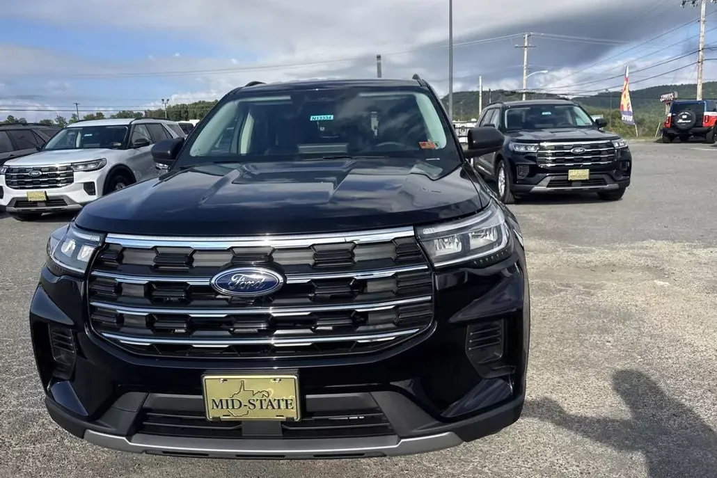 2025 Ford Explorer photo 1