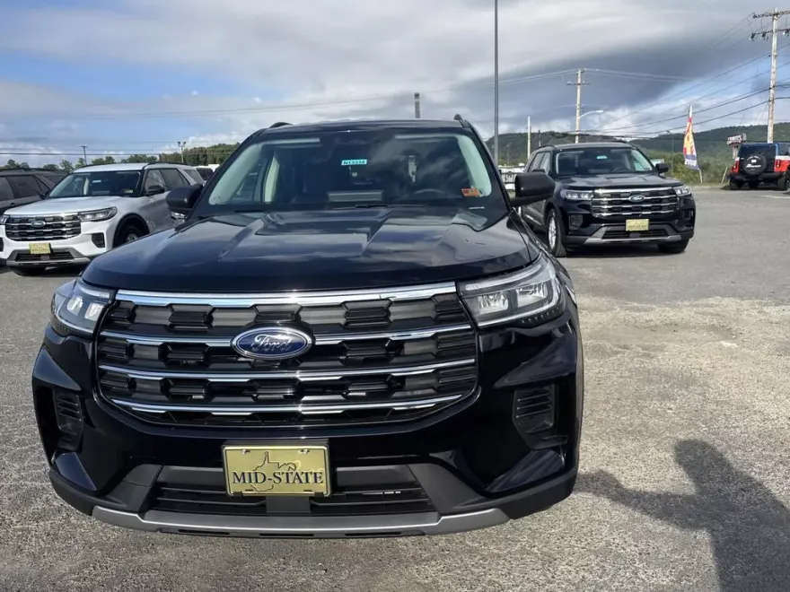 2025 Ford Explorer photo 1