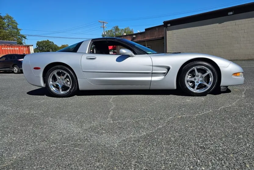 2003 Chevrolet Corvette photo 1