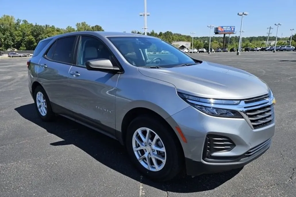 2023 Chevrolet Equinox LS photo 1