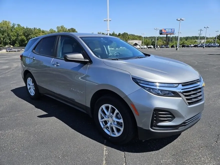 2023 Chevrolet Equinox LS photo 1