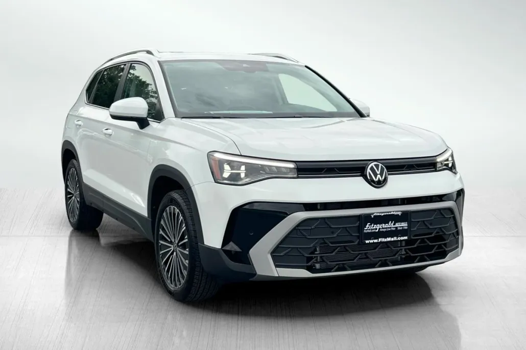 2025 Volkswagen Taos SE photo 1