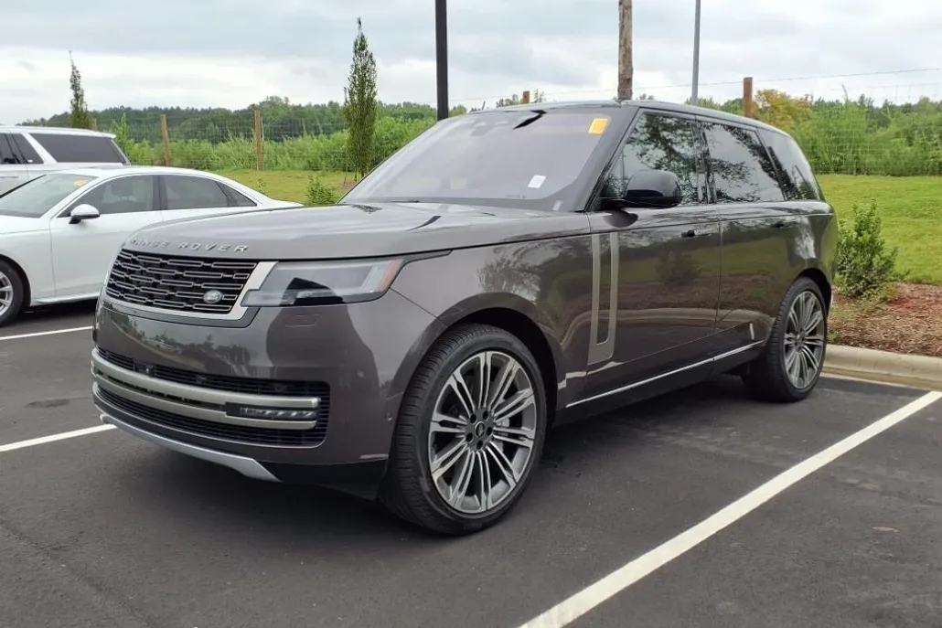 2023 Land Rover Range Rover SE photo 1