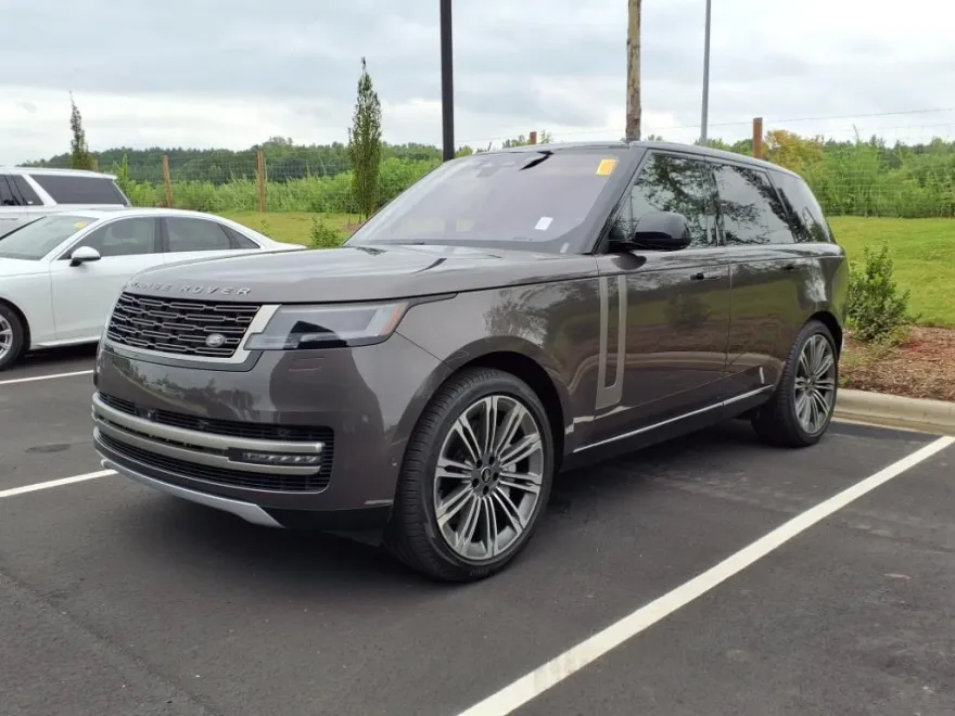 2023 Land Rover Range Rover SE photo 1