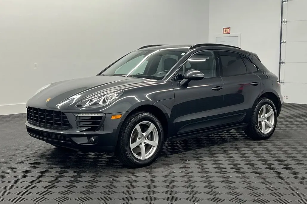 2017 Porsche Macan Base photo 1