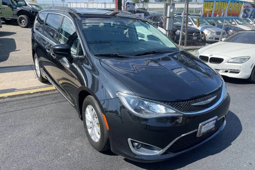 2017 Chrysler Pacifica Touring L photo 1