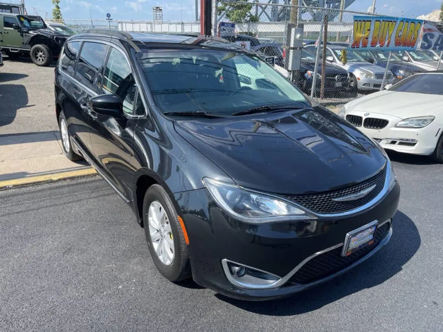 2017 Chrysler Pacifica Touring L photo 1