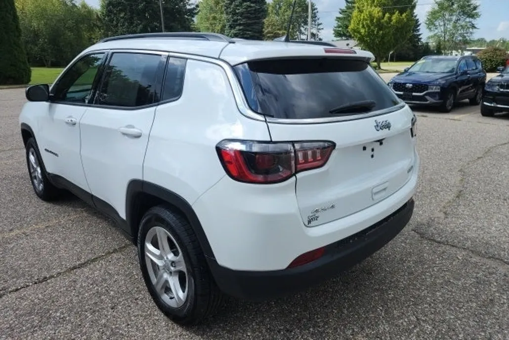 2023 Jeep Compass Latitude photo 1