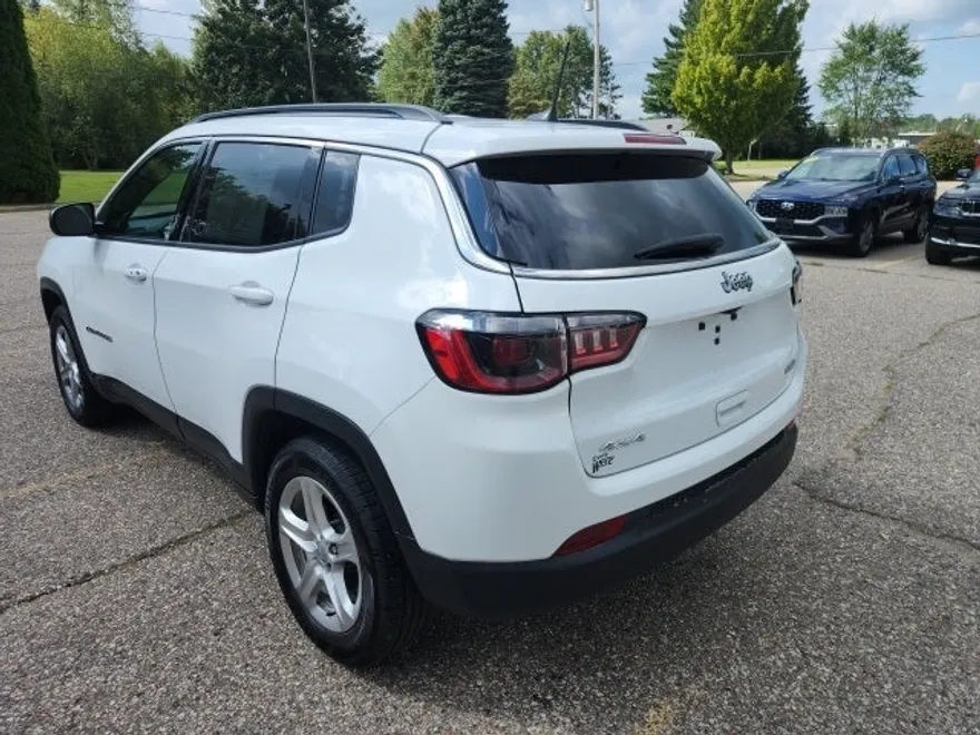 2023 Jeep Compass Latitude photo 1