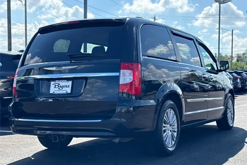 2013 Chrysler Town & Country photo 1