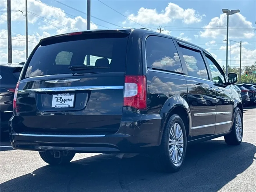 2013 Chrysler Town & Country photo 1