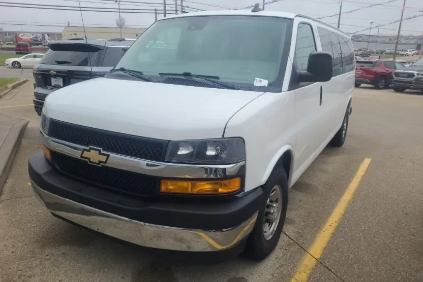 2020 Chevrolet Express 3500 LT Passenger Van photo 1