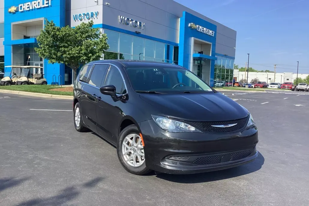 2022 Chrysler Voyager LX photo 1