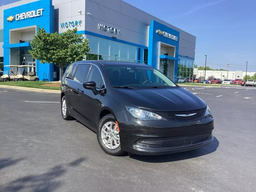 2022 Chrysler Voyager LX photo 1