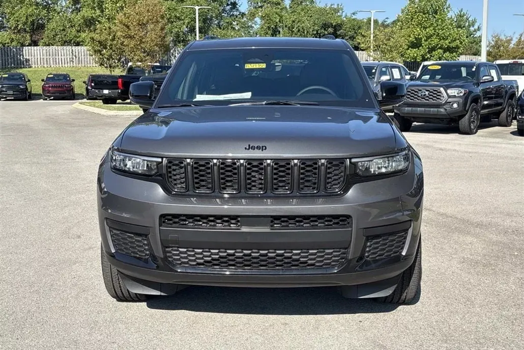 2025 Jeep Grand Cherokee Altitude photo 1