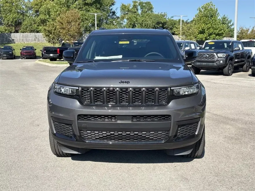 2025 Jeep Grand Cherokee Altitude photo 1