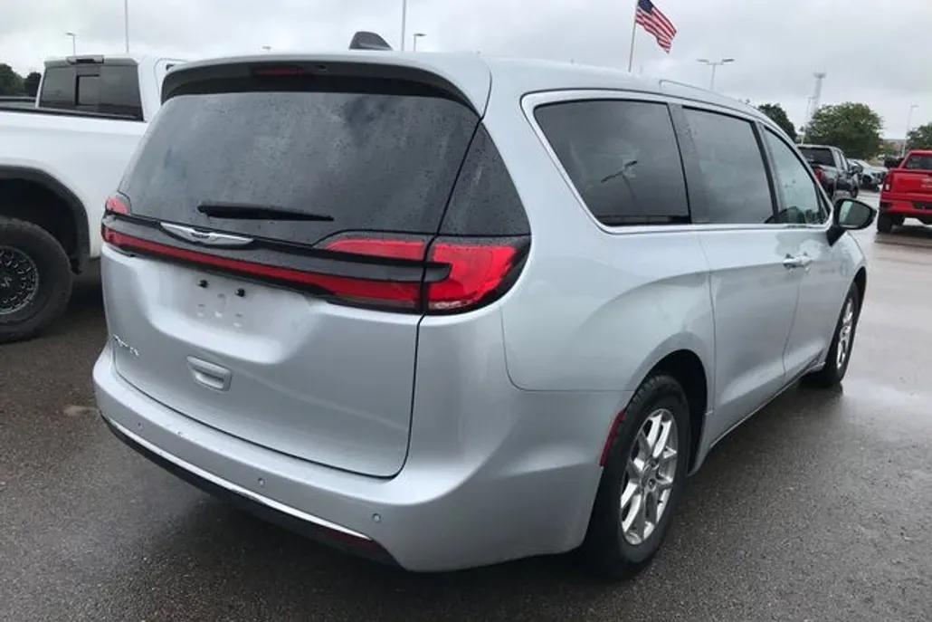 2024 Chrysler Pacifica Touring L photo 1