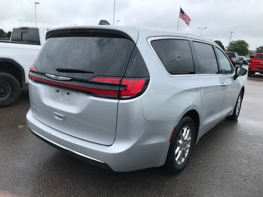 2024 Chrysler Pacifica Touring L photo 1