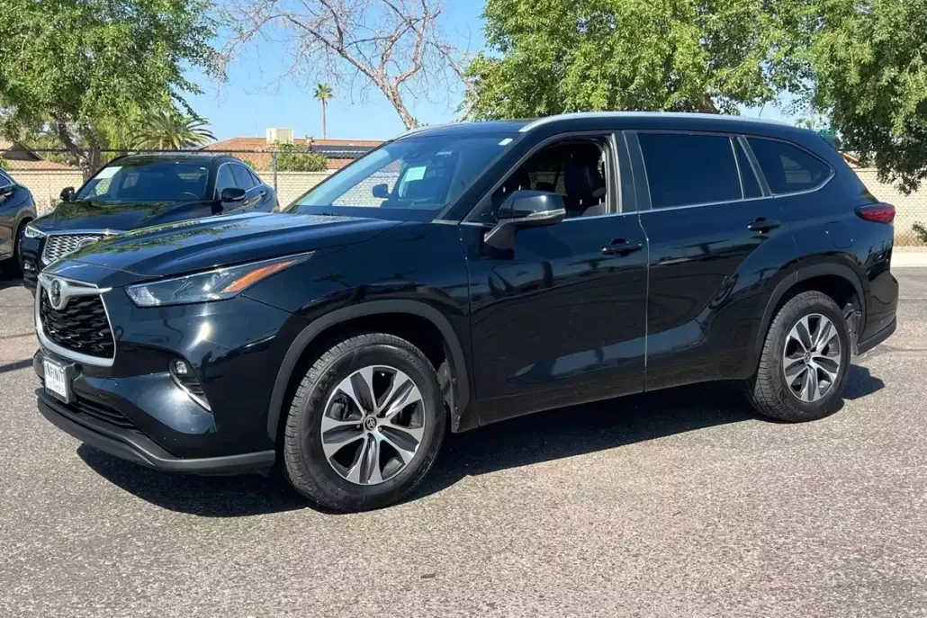 2023 Toyota Highlander XLE photo 1